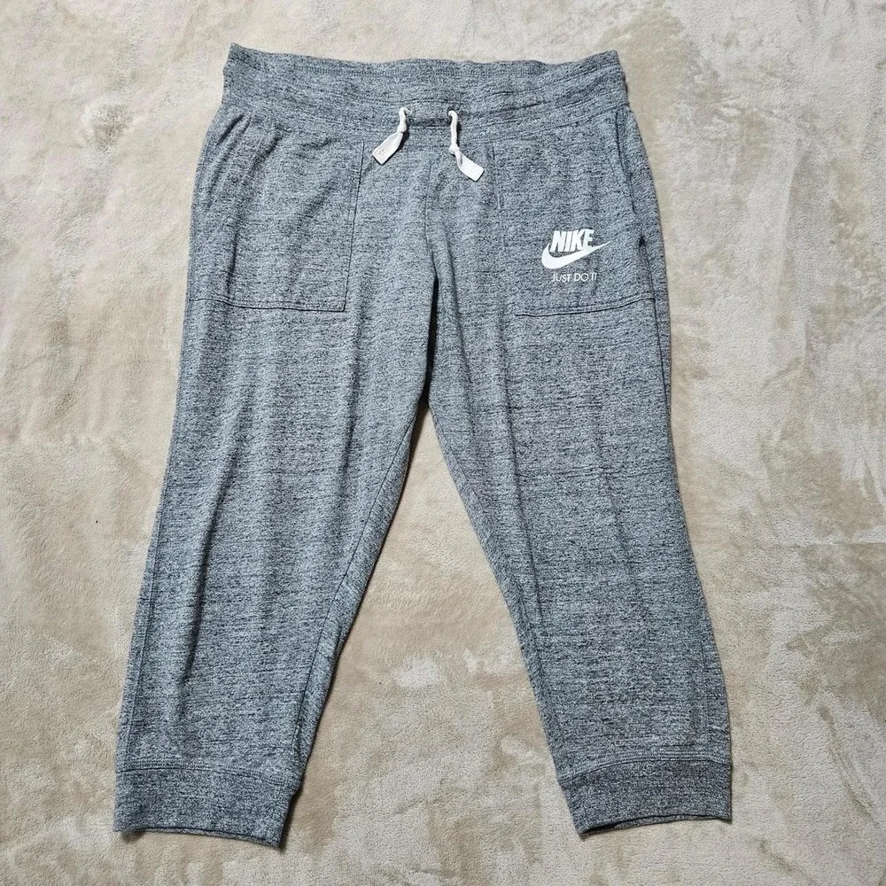 Nike capri jogger sweatpants gray with white logo, size L